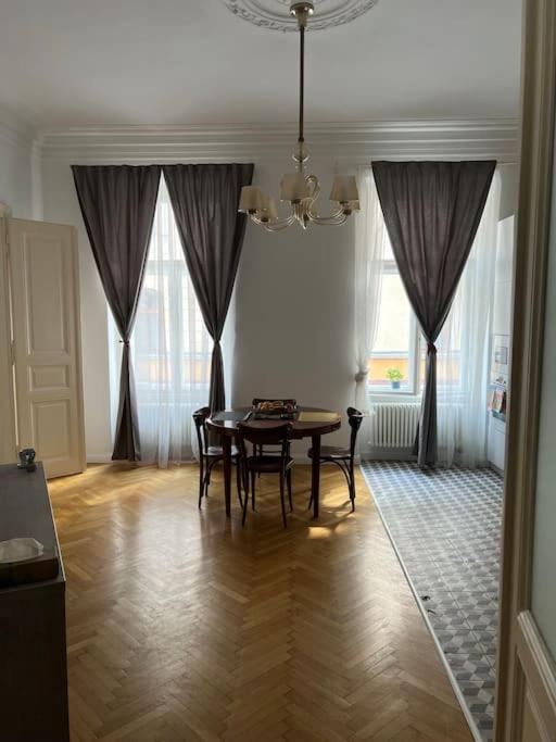 Beautiful Condo At The Old Town Pressburg Exterior foto